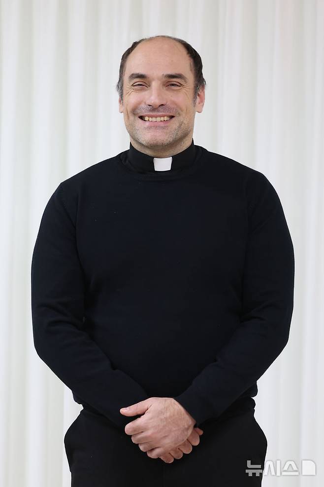 [서울=뉴시스] 박진희 기자 = 서울 WYD 조직위원회 기획본부 국제부 소속 파비아노 레베쟈니 신부가 지난 25일 서울 마포구 청년문화공간 JU에서 인터뷰 하고 있다. 2025.11.29. pak7130@newsis.com