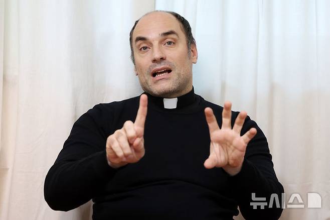 [서울=뉴시스] 박진희 기자 = 서울 WYD 조직위원회 기획본부 국제부 소속 파비아노 레베쟈니 신부가 지난 25일 서울 마포구 청년문화공간 JU에서 인터뷰 하고 있다. 2025.11.29. pak7130@newsis.com