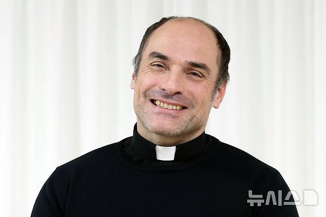 [서울=뉴시스] 박진희 기자 = 서울 WYD 조직위원회 기획본부 국제부 소속 파비아노 레베쟈니 신부가 지난 25일 서울 마포구 청년문화공간 JU에서 인터뷰 하고 있다. 2025.11.29. pak7130@newsis.com