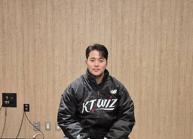 [수원=뉴시스] 문채현 기자 = 프로야구 KT 위즈한승택이 29일 수원컨벤션센터에서 열리는 2025 KT 위즈 팬페스티벌에 참석해 취재진과 인터뷰를 하고 있다. 2025.11.29. dal@newsis.com *재판매 및 DB 금지