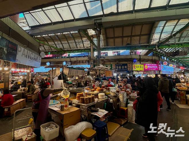 각종 길거리 음식을 파는 광장시장 먹자골목 풍경. 권유빈 인턴기자