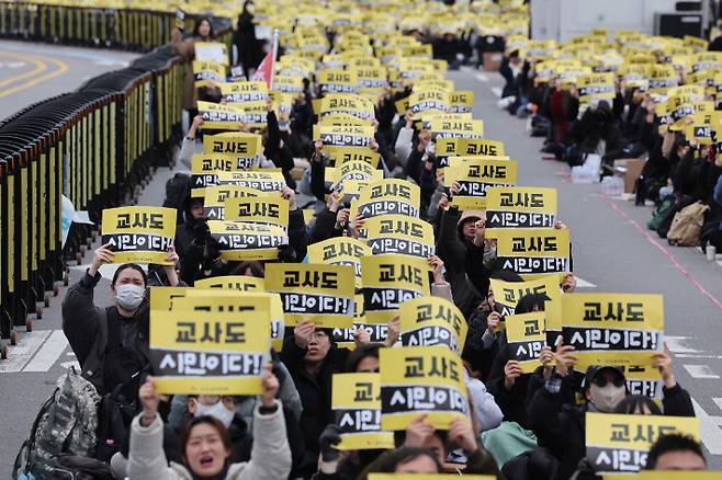 교사노동조합연맹 조합원들이 29일 서울 종로구 광화문광장 동십자각 인근에서 집회를 열고 교사 정당가입 허용을 촉구하고 있다. 연합뉴스