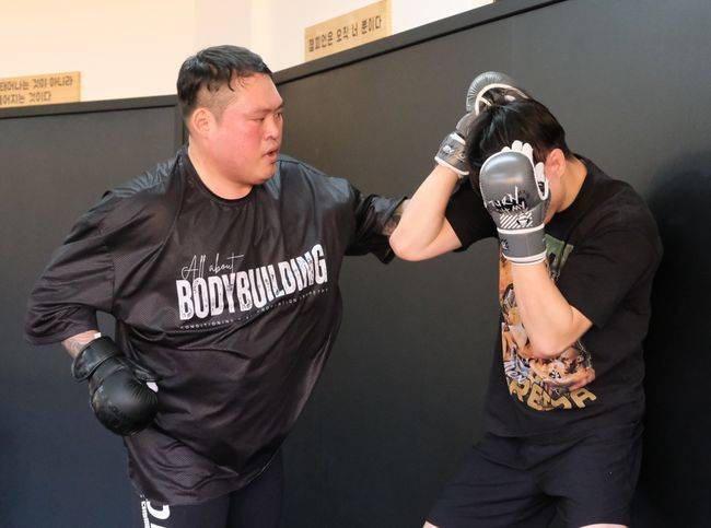 로드FC&nbsp;데뷔전을 치르는&nbsp;‘복싱 챔피언’&nbsp;김남신(37, FLAME GYM)의 도발에 ‘싱어송 파이터’ 허재혁(40,&nbsp;김대환MMA)의 감정도 결국 폭발했다. / 로드FC