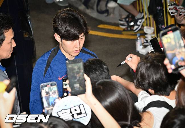 [OSEN=비샨(싱가포르), 조은정 기자] 김도훈 임시 감독이 이끄는 한국 축구대표팀은 4일(이하 한국시간) 오후 8시부터 싱가포르 비샨에 위치한 비샨 스타디움에서 2026 국제축구연맹(FIFA) 북중미 월드컵 아시아 2차 예선 C조 5차전 싱가포르와 맞대결을 앞두고 현지 훈련에 나섰다.한국과 싱가포르의 경기는 오는 6일 오후 9시 싱가포르 더 내셔널 스타디움에서 킥오프 한다.훈련을 마친 대표팀 이강인이 퇴근길에 사인을 해주고 있다. 2024.06.04 / cej@osen.co.kr