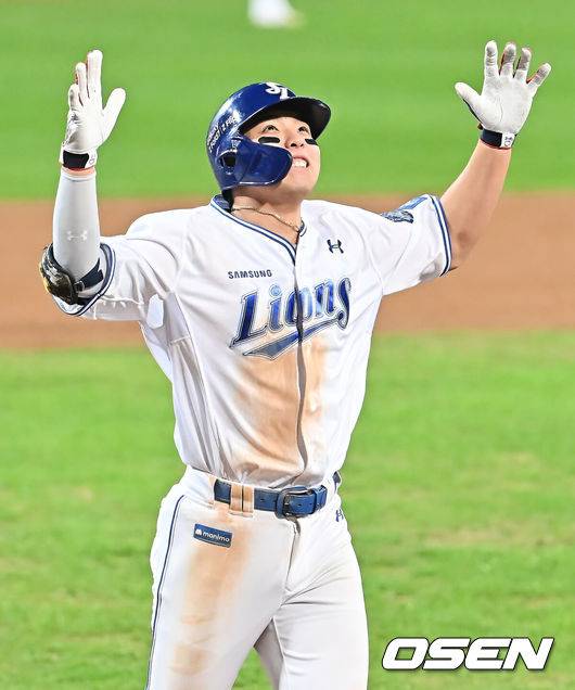 [OSEN=대구, 이석우 기자] 22일 대구 삼성라이온즈파크에서 2025 신한 SOL뱅크 KBO 플레이오프 삼성 라이온즈와 한화 이글스의 4차전 경기가 열렸다. 홈팀 삼성은 원태인이, 방문팀 한화는 정우주가 선발 투수로 출전했다.삼성 라이온즈 김영웅이 7회말 1사 1,2루 우월 역전 3점 홈런을 치고 환호하고 있다. 2025.10.22 / foto0307@osen.co.kr