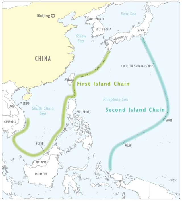 ▲ 소위 도련선(島連線, Island Chain)을 표시한 동아시아 지도. 냉전 초기 중국, 소련 등 공산진영의 대양 진출을 막기 위한 선으로 미국방부에서 고안한 개념이다. ⓒ나무위키