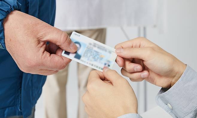 신분증을 확인하는 모습. 게티이미지뱅크