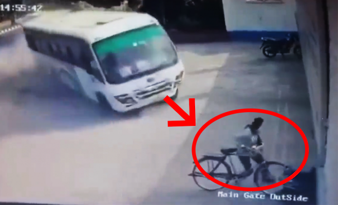 인도의 한 도로에서 통제불능 상태의 버스가 자전거 운전자를 불과 몇 센티미터 차이로 스쳐 지나가는 아찔한 장면이 포착됐다. 엑스 캡처