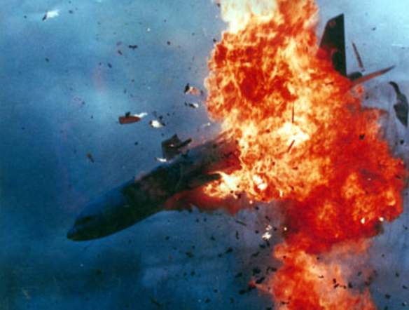 ‘대한항공 858편 폭파 사건’을 다룬 영화 '마유미' 속 비행기 폭파 재현 장면. 한국영화데이터베이스(KMDb)