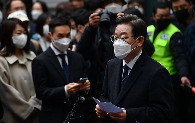 제20대 대통령선거 사전투표 날인 2022년 3월 4일, 이재명 당시 더불어민주당 대선후보가 서울 중구 소공동 주민센터에서 투표를 마친 후 소감을 전하고 있다. 뉴시스