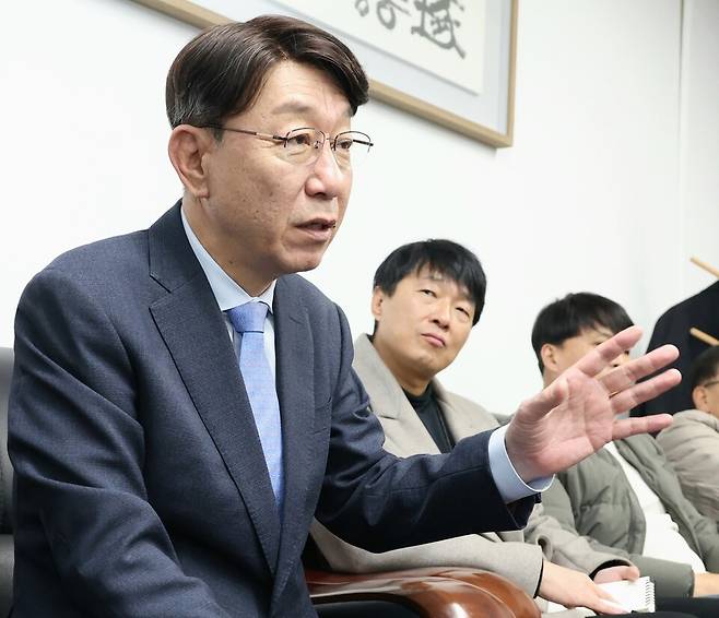 우범기 전북 전주시장이 완주·전주 행정 통합과 관련해 27일 연 기자간담회에서 "통합 추진 절차는 절대 끝나지 않았다. 현재 진행형"이라고 밝히고 있다. ⓒ전주시 제공