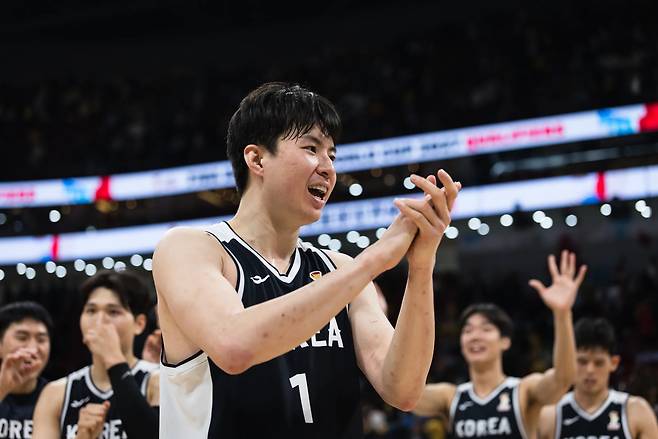 イ・ヒョンジュン、中国戦の勝利を喜ぶ | FIBA提供
