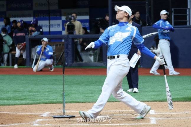 3회 이벤트로 펼쳐진 홈런 레이스에서 김동주가 홈런을 날리고 있다. /사진=김진경 대기자