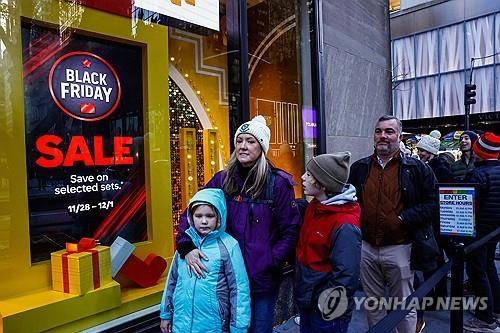 뉴욕시 거리의 블랙 프라이데이 할인행사 문구 [뉴욕 AFP=연합뉴스. 재판매 및 DB 금지]