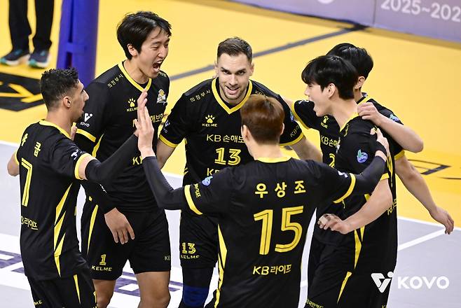 득점 후 기뻐하는 KB손해보험 선수들 [한국배구연맹 제공. 재판매 및 DB 금지]