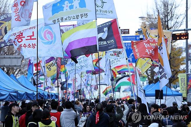 도심 메운 퀴어축제 깃발 (광주=연합뉴스) 김혜인 기자 = 29일 광주 동구 금남로 일대에서 제4회 광주퀴어문화축제가 열리고 있다. 2025.11.29 in@yna.co.kr
