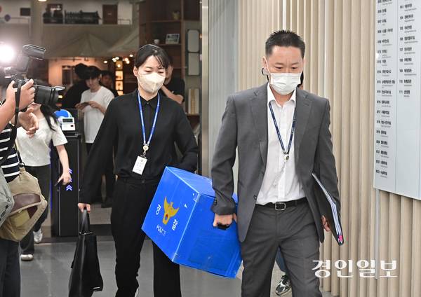 지난 9월 9일 오전 인천시 남동구 인천시청 본관에서 인천경찰청 관계자들이 압수수색 물품을 가지고 이동 하고 있다. 2025.9.9 /조재현기자 jhc@kyeongin.com