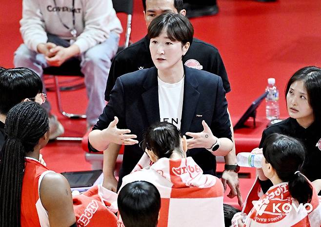 장소연 AI페퍼스 감독이 30일 IBK와의 경기에서 작전지시를 하고 있다. <KOVO 제공>