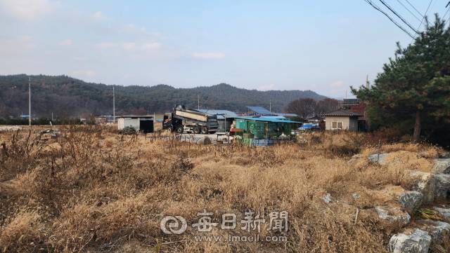 경북 봉화군이 특정 업체 대표가 수십년 동안 하천부지 수천평을 사실상 점령해 온 사실을 알고도 아무런 조치 없이 방치해 온 것으로 드러났다. 하천부지 전경. 손병현 기자
