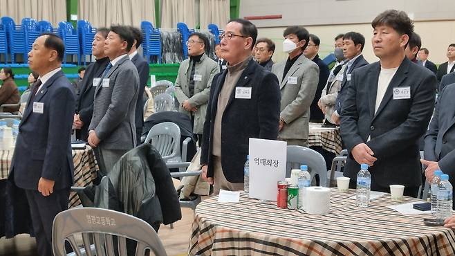 체육인 헌장이 낭독되자 영주시체육인동우회 회원들이 모두 일어서 참여하고 있다. /김세동기자