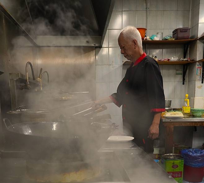 주방에서 요리하고 있는 강봉곤 대표.