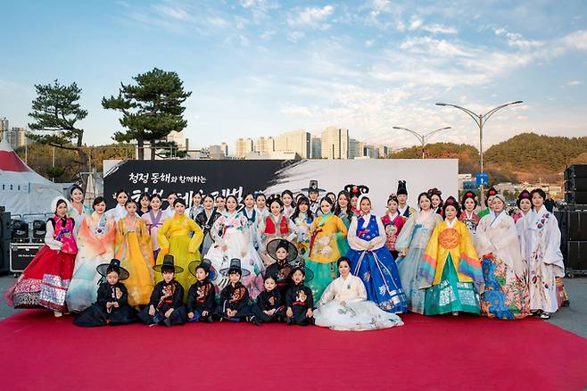 ▲ 영일대 특설무대에서 한복 모델들이 다양한 작품을 선보이며 페스티벌의 시작을 알렸다.