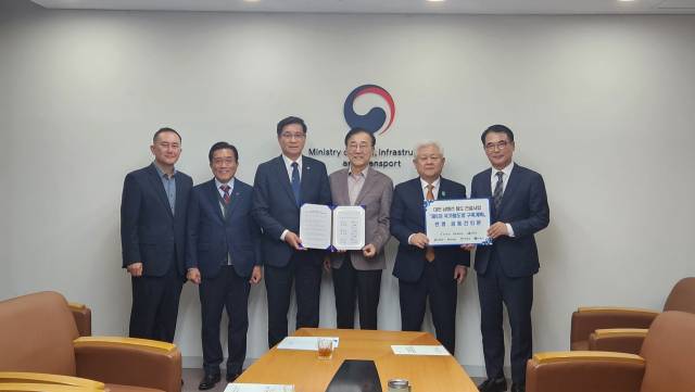 장충남 남해군수 등 ‘대전~남해선 철도건설사업 협의체’ 관계자들이 지난 25일 김윤덕 국토부장관에게 공동건의문을 전달하고 있다./하동군/