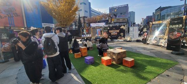 대구약령시 한방디저트 페스타가 열린 지난달 26일 부스 주변에 시민들의 발길이 이어지고 있다. 권영진 기자