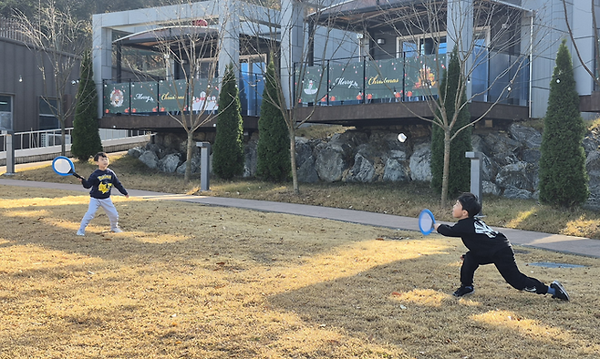 30일 오전 대구 남구 앞산 숲속 책 쉼터 잔디마당에서 아이들이 배드민턴을 하며 놀고 있다. 조윤화 기자