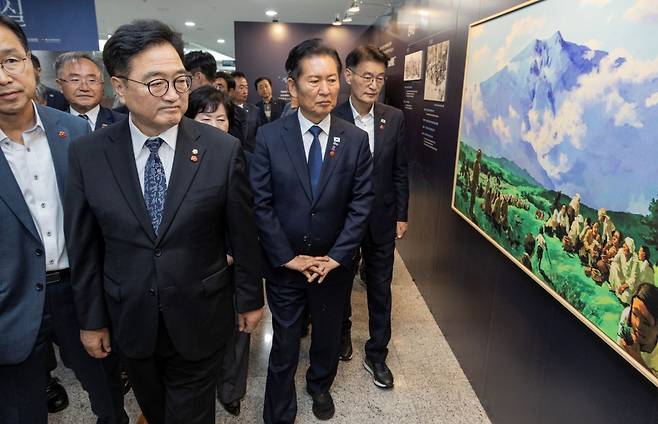 지난 10월 15일 국회에서 열린 '제주4·3, 기록과 예술로 밝혀낸 진실: 국회4·3특별전'에서 우원식 국회의장과 정청래 더불어민주당 대표가 관람을 하고 있다.