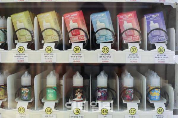 서울 마포구 한 무인 전자담배 판매점에 설치된 자동판매기에 합성니코틴 액상형 전자담배가 진열돼 있다.(사진=연합뉴스)