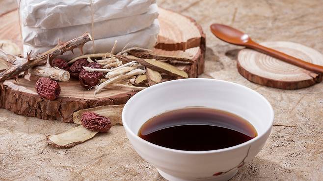 한방에서는 체질과 장부 기능의 균형을 회복해 면역을 근본적으로 끌어올리는 치료 전략을 제시한다｜출처: 클립아트코리아