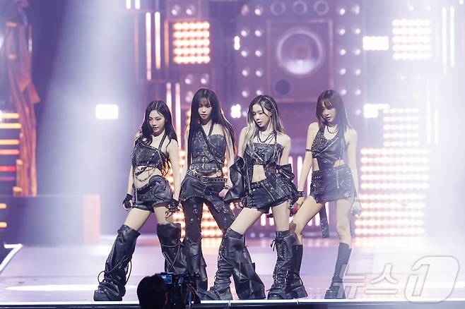 에스파가 29일(현지시각) 오후 홍콩 카이탁 스타디움에서 열린 대중음악 시상식 '2025 마마 어워즈'(2025 MAMA AWARDS)에서 에너지 넘치는 공연을 선보이고 있다. (CJ ENM 제공. 재판매 및 DB금지) 2025.11.30/뉴스1 ⓒ News1 권현진 기자