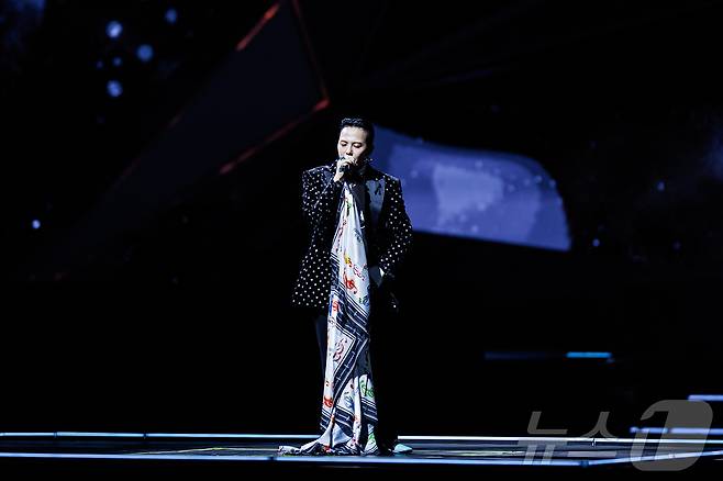 지드래곤이 29일(현지시간) 오후 홍콩 카이탁 스타디움에서 열린 대중음악 시상식 '2025 마마 어워즈'(2025 MAMA AWARDS)에서 '무제'를 열창하고 있다. (CJ ENM 제공. 재판매 및 DB금지) 2025.11.30/뉴스1 ⓒ News1 권현진 기자