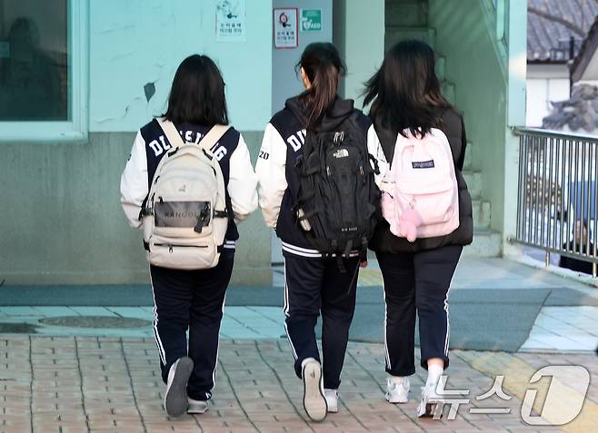 고등학교에서 학생들이 등교하고 있다. (사진은 기사 내용과 무관함) /뉴스1 ⓒ News1 박세연 기자