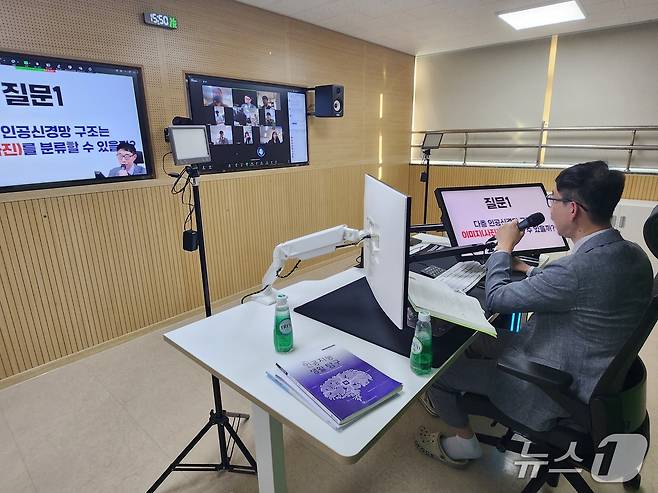 '인공지능 수학' 수업을 진행하고 있는 윤정호 교사. 윤 교사의 뒤에는 크로마키 스크린이 설치돼 있다./뉴스1 ⓒ News1 장성희 기자