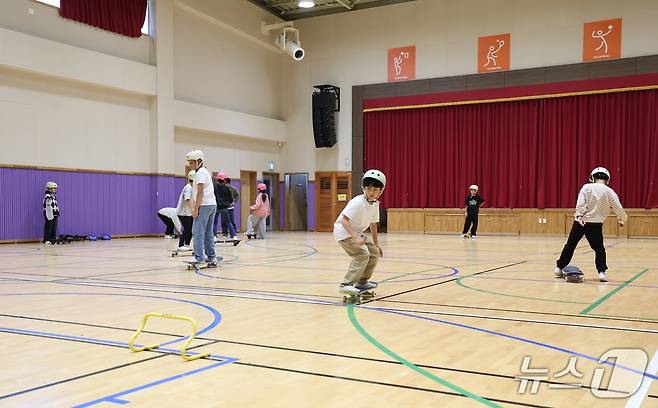 제주 평대초 학생들이 직접 보드를 타며 배우고 있는 모습.(서울시교육청 제공)