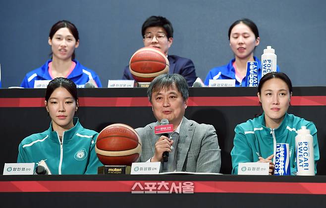 하나은행 양인영(왼쪽)과  이상범 감독(가운데), 김정은이 10일 서울 강서구 메이필드호텔에서 열린 BNK금융 2025-2026 여자프로농구 개막 미디어데이 행사에서 사회자의 답을 하고 있다. 사진 | 박진업 기자 upandup@sportsseoul.com