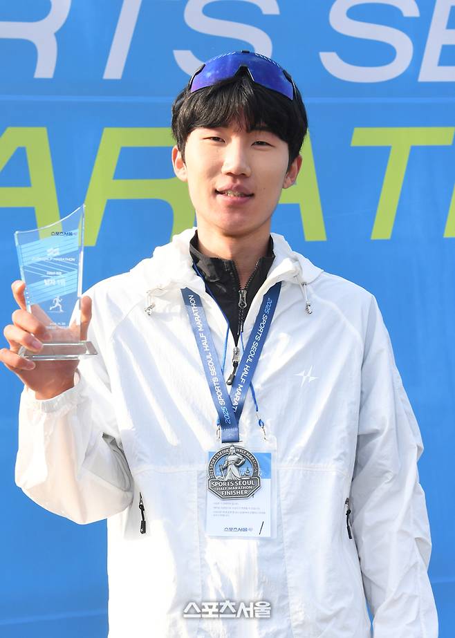 30일 서울 도심 일대에서 열린 ‘2025 스포츠서울 하프마라톤’에서 남자 하프 코스 1위를 차지한 최범식 씨가 기념촬영을 하고 있다. 박진업 기자 upandup@sportsseoul.com