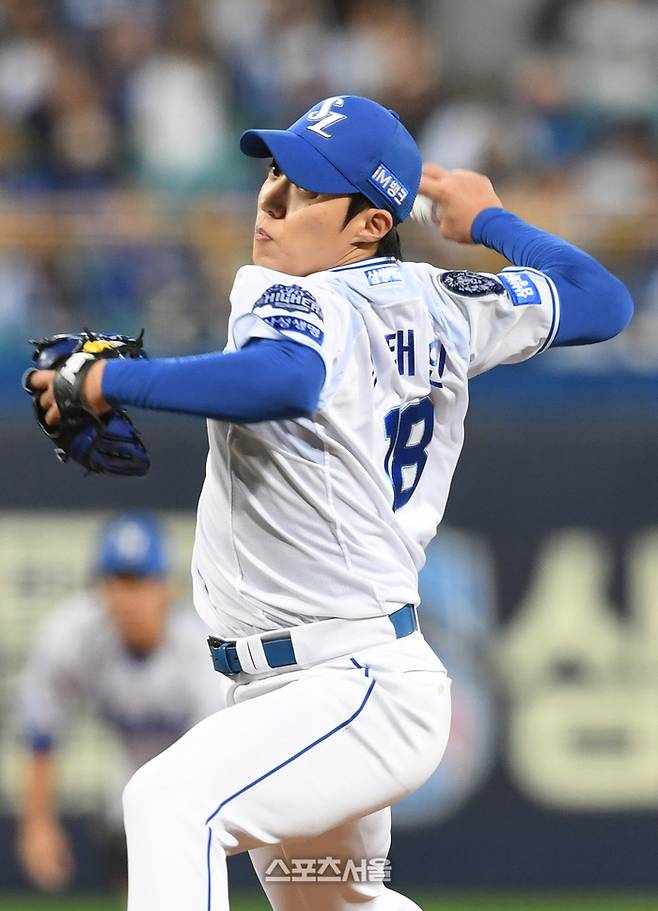 삼성 원태인이 22일 대구 삼성라이온즈파크에서 열린 2025 KBO리그 한화와 플레이오프 4차전에 선발 등판해 힘차게 공을 던지고 있다. 대구 | 박진업 기자 upandup@sportsseoul.com