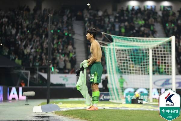 전북현대 전진우가 30일 전주월드컵경기장에서 치러진 FC서울과의 하나은행 K리그1 2025 38라운드 경기에서 득점 후 표호하고 있다. /사진=한국프로축구연맹