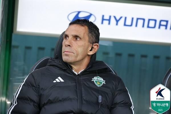 전북현대 거스 포옛 감독이 30일 오후 4시 30분 전주월드컵경기장에서 치러진 FC서울과의 하나은행 K리그1 2025 38라운드 경기에서 그라운드를 바라보고 있다. /사진=한국프로축구연맹