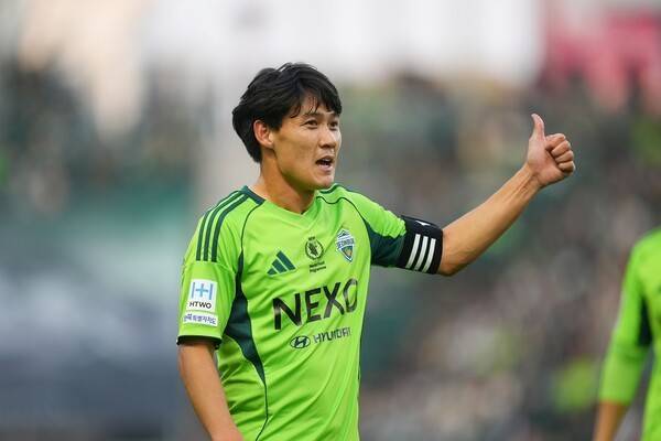 전북현대 최철순이 30일 전주월드컵경기장에서 치러진 FC서울과의 하나은행 K리그1 2025 38라운드 경기에서 동료에게 감사 인사를 전하고 있다. /사진=전북현대