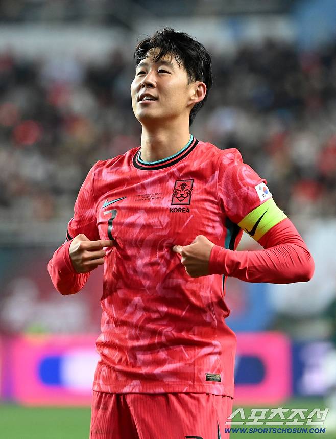 14일 대전월드컵경기장에서 열린 대한민국과 볼리비아의 A매치 평가전. 손흥민이 프리킥 선제골을 터뜨리고 기쁨을 나누고 있다. 대전=허상욱 기자wook@sportschosun.com/2025.11.14/