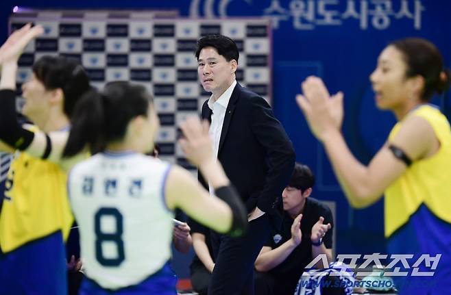 29일 수원체육관에서 열린 배구 V리그 여자부 흥국생명과 현대건설의 경기. 경기 지켜보는 현대건설 강성형 감독. 수원=송정헌 기자songs@sportschosun.com/2025.11.29/