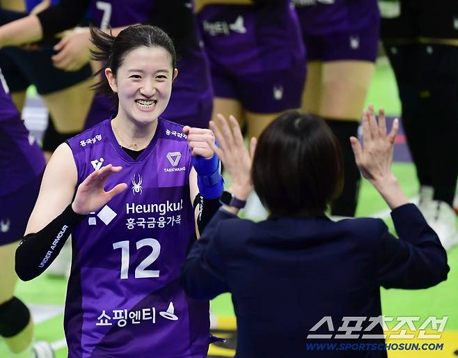 경기 종료 후 요시하라 감독과 하이파이브를 나누고 있는 이다현.