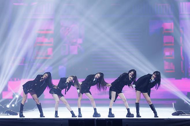 미야오가 바뀐 가사로 '2025 마마 어워즈'에서 퍼포먼스를 하고 있다. 사진 제공=CJ ENM