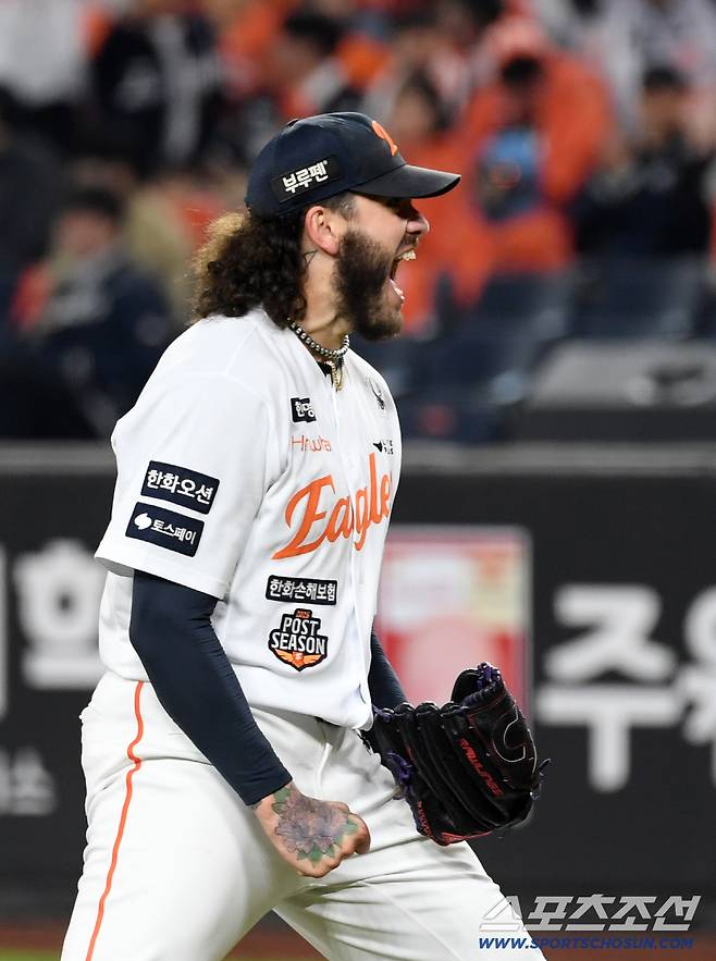 29일 대전 한화생명볼파크에서 열린 한국시리즈 3차전 한화 이글스와 LG 트윈스의 경기. 6회초 2사 1,2루 LG 문보경을 삼진 처리한 한화 선발 폰세가 포효하고 있다. 대전=박재만 기자 pjm@sportschosun.com/2025.10.29/