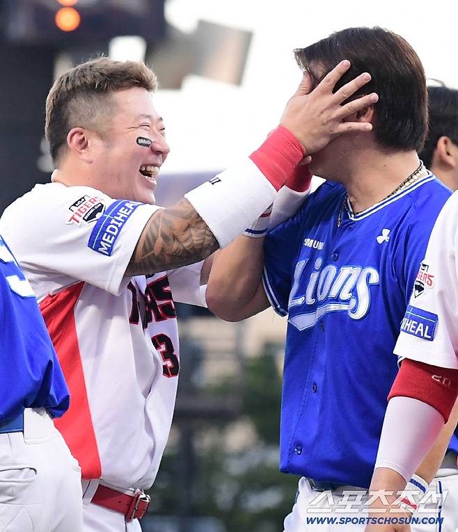 오승환 은퇴투어에서 눈물 흘린 강민호를 놀리고 있는 최형우. 송정헌 기자