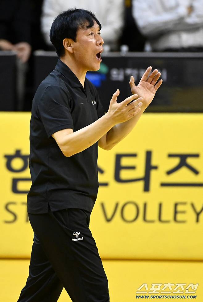 30일 의정부 경민대체육관에서 열린 V리그 남자부 KB손해보험과 OK저축은행의 경기, OK저축은행 신영철 감독이 경기에 함께하고 있다. 의정부=허상욱 기자wook@sportschosun.com/2025.10.30/